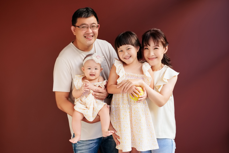 Holly媽麻為了紀錄樂樂第一年可愛的模樣，在樂樂7個月及10個月大時都來拍照，這張是樂樂十個月大時來拍的寶寶寫真，這張是可可愛愛的一家四口的全家福！