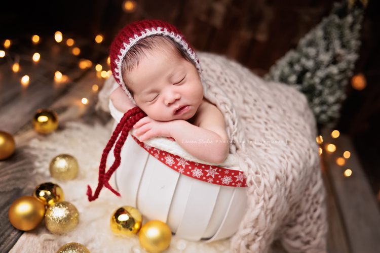 Cherie媽麻懷孕時拍了美麗的相片後，接著就是這次慶祝三寶加入這個大家庭的新生兒寶寶寫真，雙胞胎哥哥們期待小弟很久了，這張是三寶個人的新生兒寶寶照之一，有聖誕節的fu的一張相片！