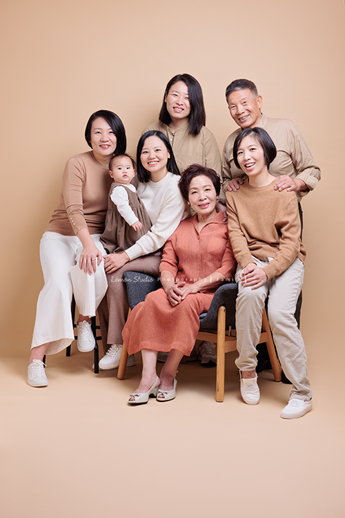 Julia和姊妹們帶著爸爸媽媽,來拍結婚 50週年紀念照,這張是另一張伯父伯母與女兒們的全家福!