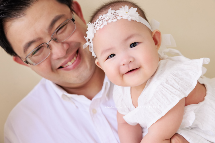 Holly媽麻為了紀錄樂樂第一年可愛的模樣，在樂樂7個月及10個月大時都來拍寶寶寫真，這張是爸爸抱著樂樂的相片，樂樂笑起來好可愛！