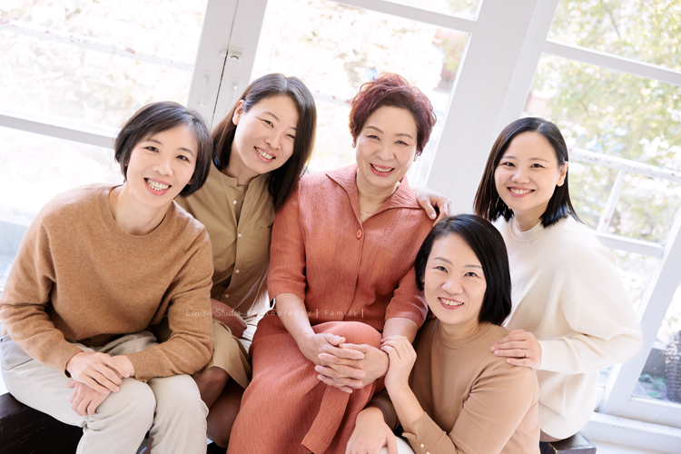 Julia和姊妹們帶著爸爸媽媽,來拍結婚 50週年紀念照,這張是伯母和四個女兒的合照!