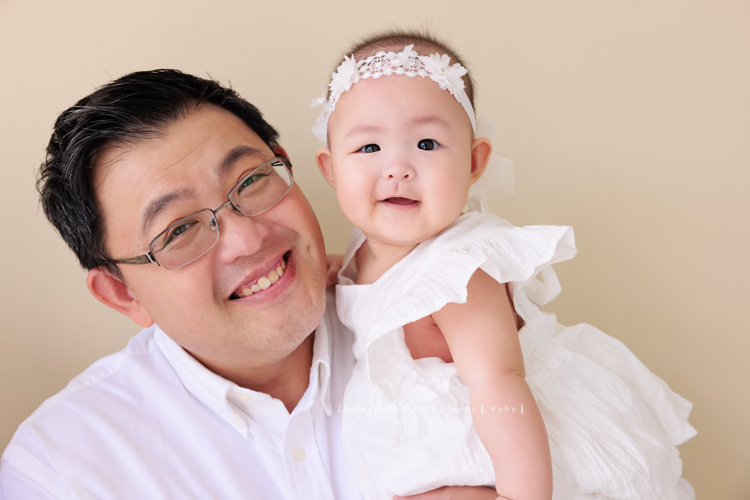 Holly媽麻為了紀錄樂樂第一年可愛的模樣，在樂樂7個月及10個月大時都來拍寶寶寫真，這張是爸拔及樂樂的合照！