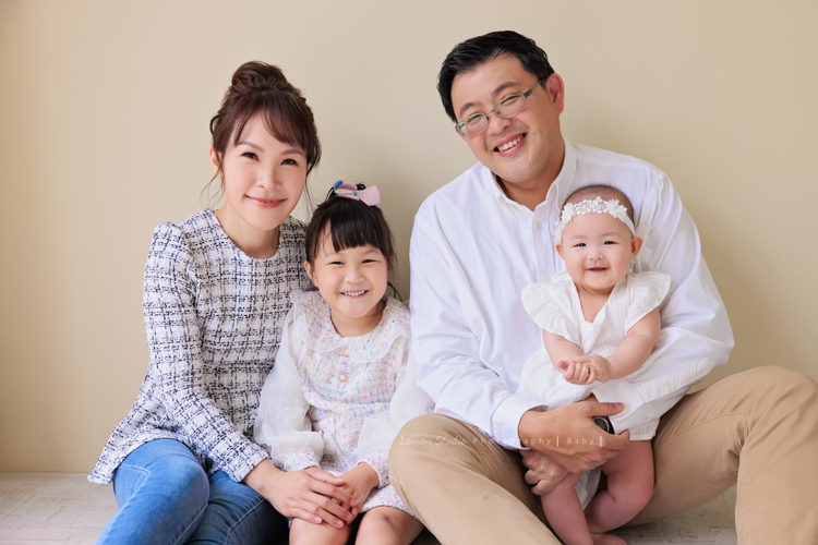 Holly媽麻為了紀錄樂樂第一年可愛的模樣，在樂樂7個月及10個月大時都來拍寶寶寫真，這張是一家四口可愛的全家福！