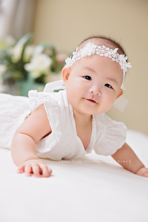 Holly媽麻為了紀錄樂樂第一年可愛的模樣，在樂樂7個月及10個月大時都來拍寶寶寫真，這張是樂樂的寶寶寫真照！