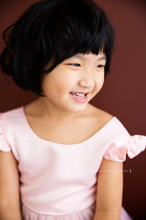 Vivien媽麻一家第N*次的兩次拍照,喜愛音樂及藝術的Vivien媽麻,每次來總是準備了不同色系的衣服!每次都拍出不同的感覺,這張是可愛的小妹的個人寫真!很特別的fu!