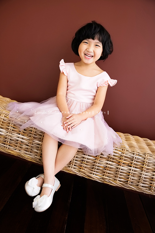 Vivien媽麻一家第N*次的兩次拍照,喜愛音樂及藝術的Vivien媽麻,每次來總是準備了不同色系的衣服!每次都拍出不同的感覺,這張是可愛的小妹坐在籐椅上的個人寫真!好美的笑容!