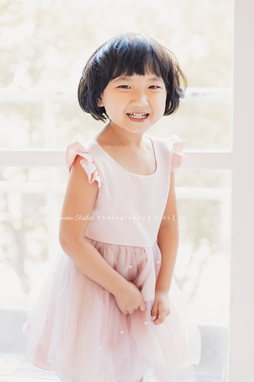Vivien媽麻一家第N*次的兩次拍照,喜愛音樂及藝術的Vivien媽麻,每次來總是準備了不同色系的衣服!每次都拍出不同的感覺,這張是可愛的小妹的個人寫真!這張太可愛了啊!