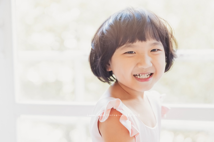 Vivien媽麻一家第N*次的兩次拍照,喜愛音樂及藝術的Vivien媽麻,每次來總是準備了不同色系的衣服!每次都拍出不同的感覺,這張是可愛的小妹的個人寫真!這張好美啊!