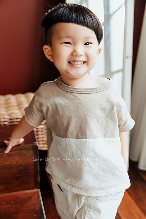 Irene媽麻一家第二次來拍照，這次媽麻懷了二寶來拍孕媽媽寫真、及哥哥滿三歲的紀念照，懷孕的Irene媽麻更漂亮了啊！這張是哥哥的個人寶寶寫真！哥哥的髮型超酷！