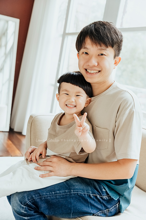 Irene媽麻一家第二次來拍照，這次媽麻懷了二寶來拍孕媽媽寫真、及哥哥滿三歲的紀念照，懷孕的Irene媽麻更漂亮了啊！這張是爸拔及哥哥兩人可愛的合照！