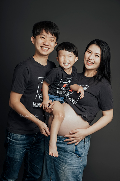 Irene媽麻一家第二次來拍照，這次媽麻懷了二寶來拍孕媽媽寫真、及哥哥滿三歲的紀念照，懷孕的Irene媽麻更漂亮了啊！這張是爸拔媽麻與哥哥、及肚子裡的寶寶一家四口的全家福！