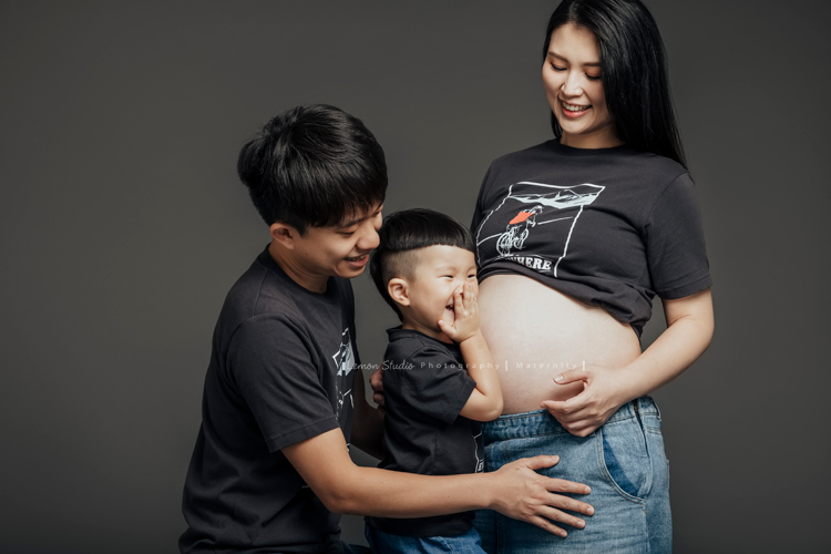 Irene媽麻一家第二次來拍照，這次媽麻懷了二寶來拍孕媽媽寫真、及哥哥滿三歲的紀念照，懷孕的Irene媽麻更漂亮了啊！這張是哥哥有點靦腆的微笑，太可愛了！