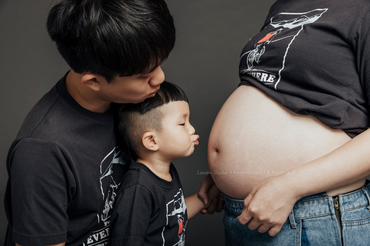 Irene媽麻一家第二次來拍照，這次媽麻懷了二寶來拍孕媽媽寫真、及哥哥滿三歲的紀念照，懷孕的Irene媽麻更漂亮了啊！這張是哥哥要親媽媽的肚子的可愛相片，哥哥的嘴巴太可愛了！