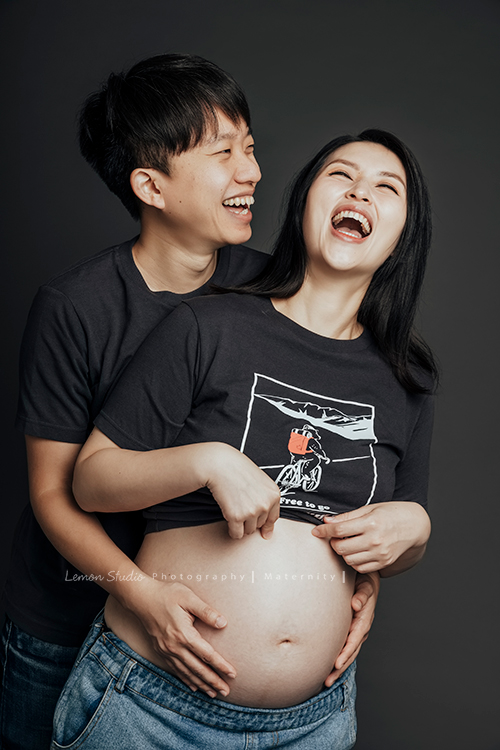 Irene媽麻一家第二次來拍照，這次媽麻懷了二寶來拍孕媽媽寫真、及哥哥滿三歲的紀念照，懷孕的Irene媽麻更漂亮了啊！這張抓到了爸拔媽麻超開心的一瞬間！