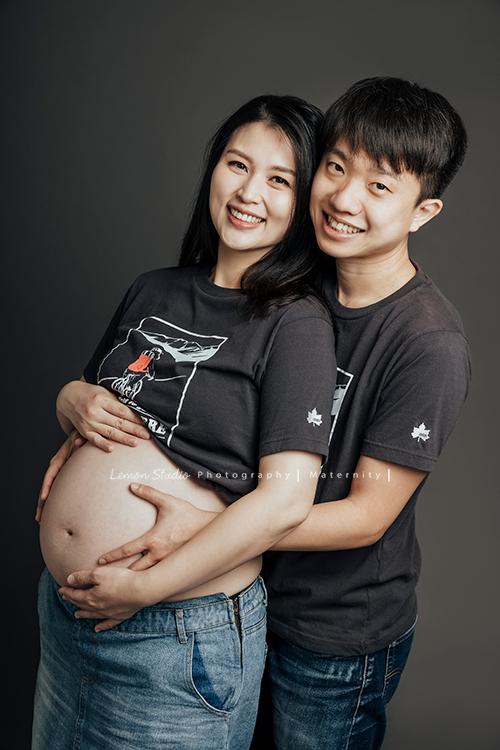 Irene媽麻一家第二次來拍照，這次媽麻懷了二寶來拍孕媽媽寫真、及哥哥滿三歲的紀念照，懷孕的Irene媽麻更漂亮了啊！這張是爸拔媽麻的合照！