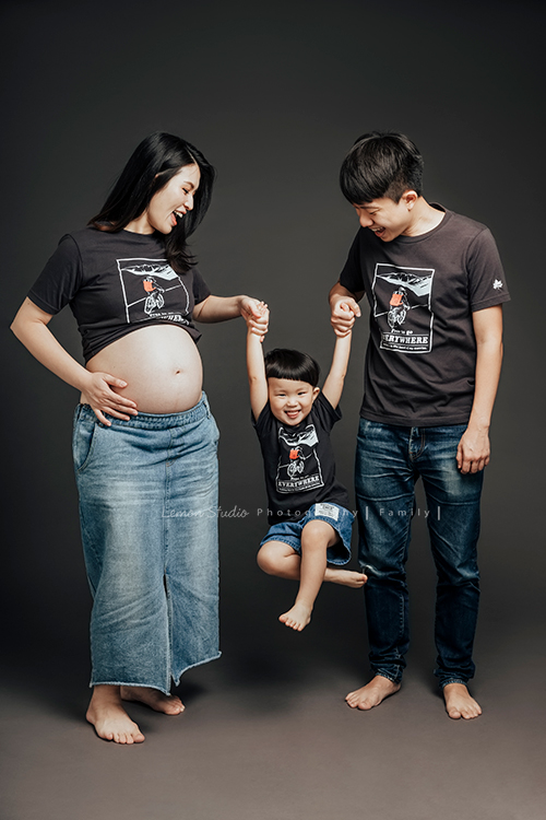 Irene媽麻一家第二次來拍照，這次媽麻懷了二寶來拍孕媽媽寫真、及哥哥滿三歲的紀念照，懷孕的Irene媽麻更漂亮了啊！這張是媽麻及爸拔一人一邊抓著哥哥的手玩耍的相片！一家人好開心啊！