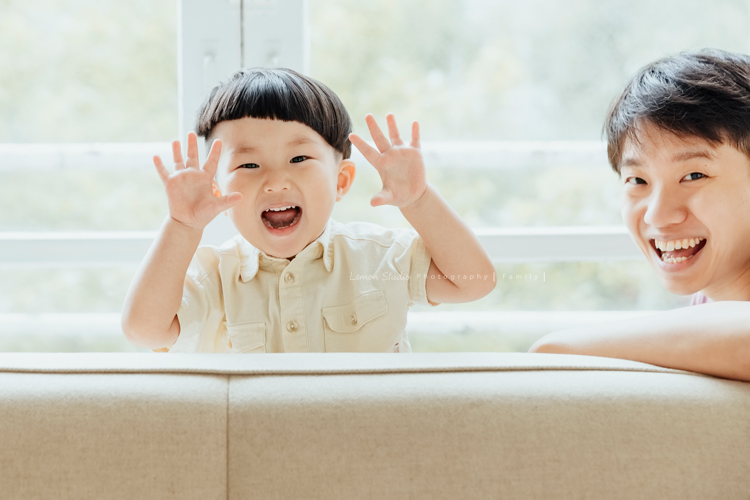 Irene媽麻一家第二次來拍照，這次媽麻懷了二寶來拍孕媽媽寫真、及哥哥滿三歲的紀念照，懷孕的Irene媽麻更漂亮了啊！這張是爸拔與哥哥兩人好開心的紀錄！