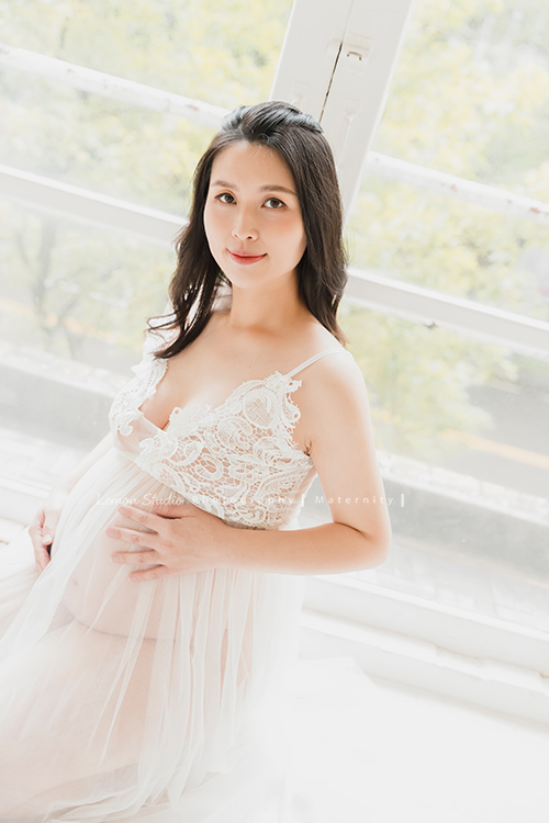 Irene媽麻一家第二次來拍照，這次媽麻懷了二寶來拍孕媽媽寫真、及哥哥滿三歲的紀念照，懷孕的Irene媽麻更漂亮了啊！這張是美麗的Irene媽麻個人孕媽媽寫真照！