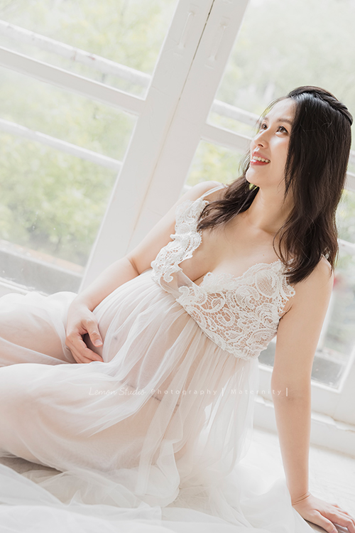 Irene媽麻一家第二次來拍照，這次媽麻懷了二寶來拍孕媽媽寫真、及哥哥滿三歲的紀念照，懷孕的Irene媽麻更漂亮了啊！這張是美麗的Irene媽麻個人孕媽媽寫真照！Irene媽麻太漂亮了！