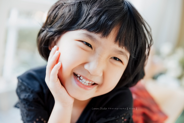 Vivien媽麻一家第N*次的兩次拍照,喜愛音樂及藝術的Vivien媽麻,每次來總是準備了不同色系的衣服!每次都拍出不同的感覺,這張是可愛的小妹的特寫,超古錐的!