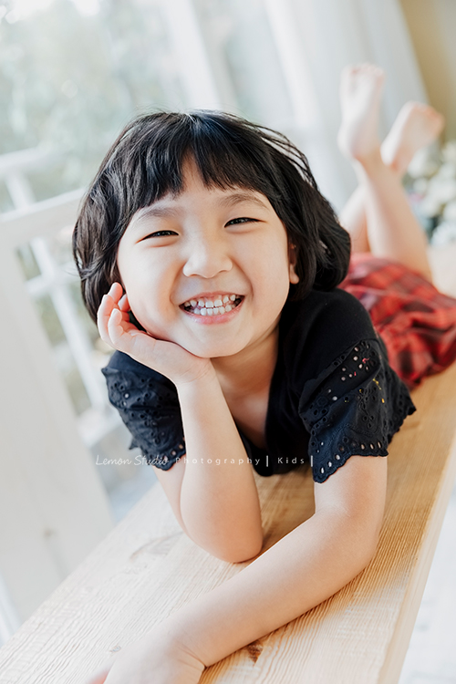 Vivien媽麻一家第N*次的兩次拍照,喜愛音樂及藝術的Vivien媽麻,每次來總是準備了不同色系的衣服!每次都拍出不同的感覺,這張是可愛的小妹的個人寫真!