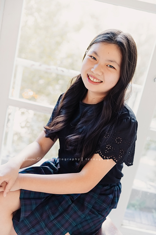 Vivien媽麻一家第N*次的兩次拍照,喜愛音樂及藝術的Vivien媽麻,每次來總是準備了不同色系的衣服!每次都拍出不同的感覺,這張是大姊的個人寫真,姊姊越來越漂亮,是個美少女了!