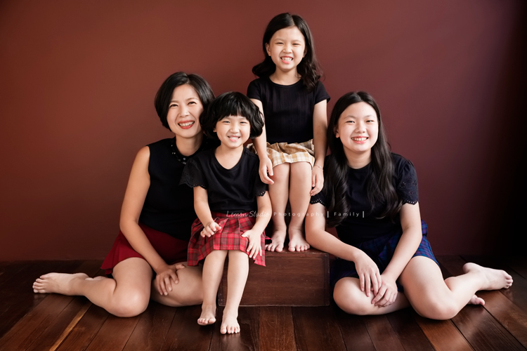 Vivien媽麻一家第N*次的兩次拍照,喜愛音樂及藝術的Vivien媽麻,每次來總是準備了不同色系的衣服!每次都拍出不同的感覺,這張是Vivien媽麻及女兒們另一套衣服的合照!