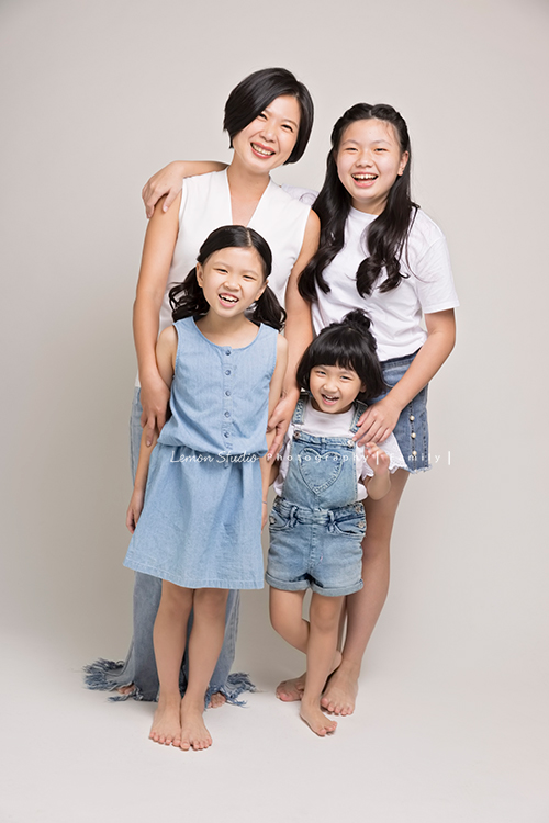 Vivien媽麻一家第N*次的兩次拍照,喜愛音樂及藝術的Vivien媽麻,每次來總是準備了不同色系的衣服!每次都拍出不同的感覺,這張是Vivien媽麻及女兒們的合照!