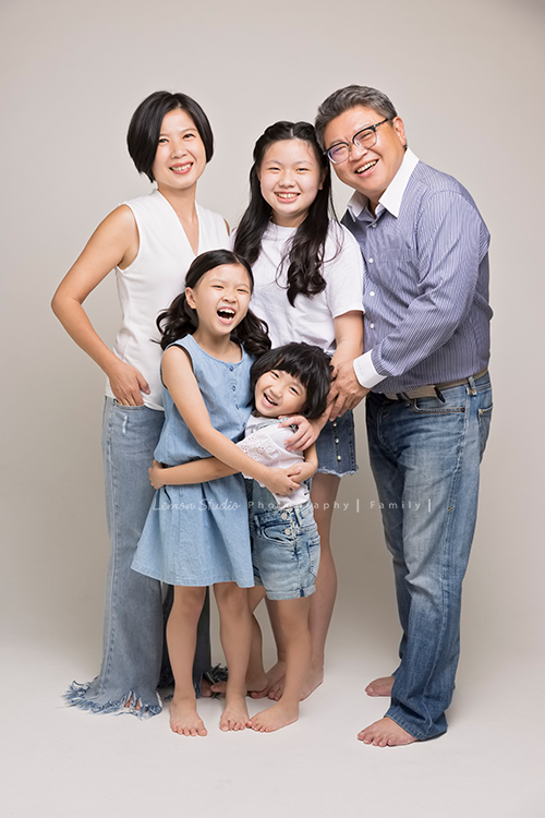 Vivien媽麻一家第N*次的兩次拍照,喜愛音樂及藝術的Vivien媽麻,每次來總是準備了不同色系的衣服!每次都拍出不同的感覺,這張是超可愛的全家福,全家都穿牛仔褲系列!