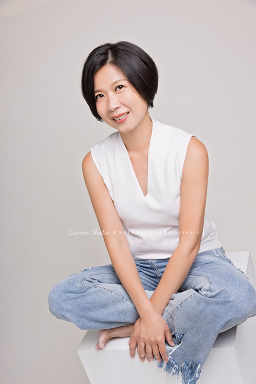 Vivien媽麻一家第N*次的兩次拍照,喜愛音樂及藝術的Vivien媽麻,每次來總是準備了不同色系的衣服!每次都拍出不同的感覺,這張是Vivien嗎麻很美的一張個人寫真!