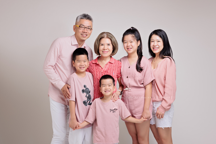Sherry媽麻一家從英國回台時，來拍了第三次的家庭攝影，這張也是一家五口和阿嬤可可愛愛的全家福！弟弟太可愛了！
