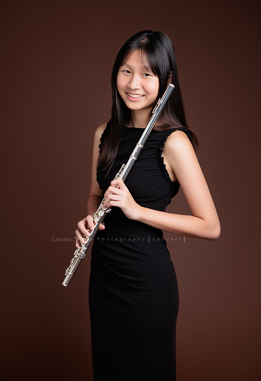 沛凌和家人已經來拍過兩次照，這次走進工作室的沛凌，已是亭亭玉立的長笛美少女了啊！這次沛凌來拍音樂會人像攝影！這張是沛凌拿著長笛、臉部正面甜美地對著鏡頭笑的相片！