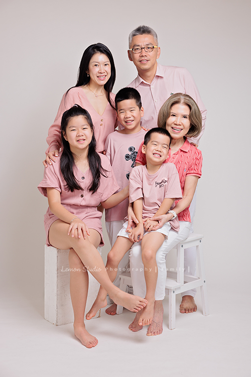 Sherry媽麻一家從英國回台時，來拍了第三次的家庭攝影，這張是一家五口和阿嬤可可愛愛的全家福！