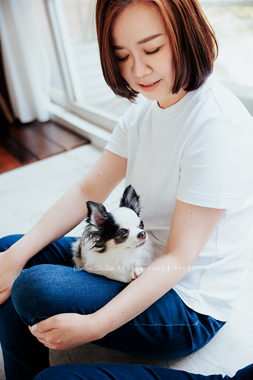 Cindy帶媽媽及可愛的啾啾來拍照，啾啾享受著Cindy及媽媽的疼愛，真的好幸福啊！這張是媽媽和啾啾的生活日常紀錄！