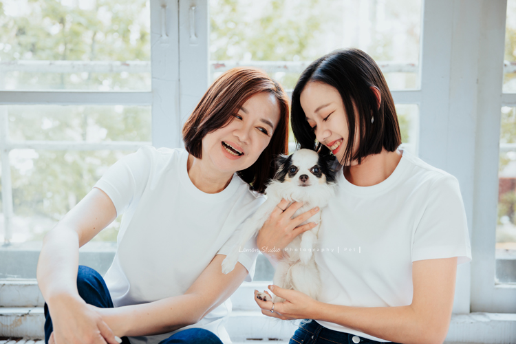 Cindy帶媽媽及可愛的啾啾來拍照，啾啾享受著Cindy及媽媽的疼愛，真的好幸福啊！這張是Cindy和媽媽及啾啾的可愛互動紀錄！