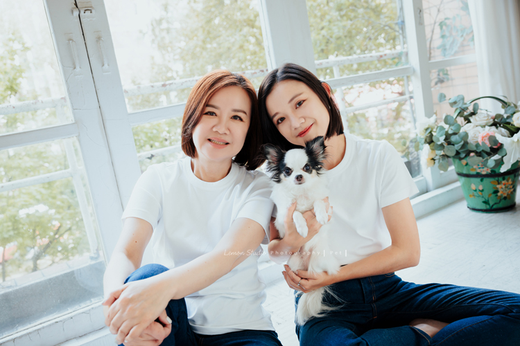 Cindy帶媽媽及可愛的啾啾來拍照，啾啾享受著Cindy及媽媽的疼愛，真的好幸福啊！這張是Cindy和媽媽及啾啾的合照！