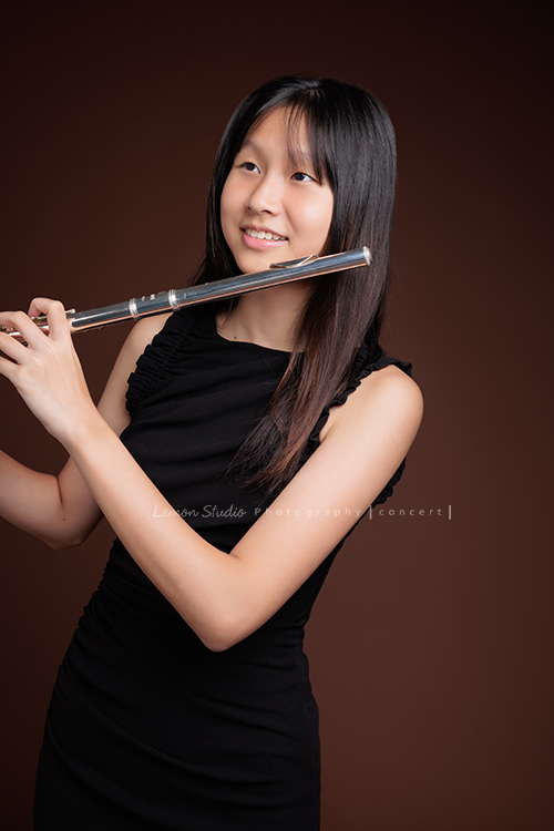 沛凌和家人已經來拍過兩次照，這次走進工作室的沛凌，已是亭亭玉立的長笛美少女了啊！這次沛凌來拍音樂會人像攝影！這張是沛凌拿著長笛、似乎吹奏到一半的意境相片！很有故事性的一張相片！