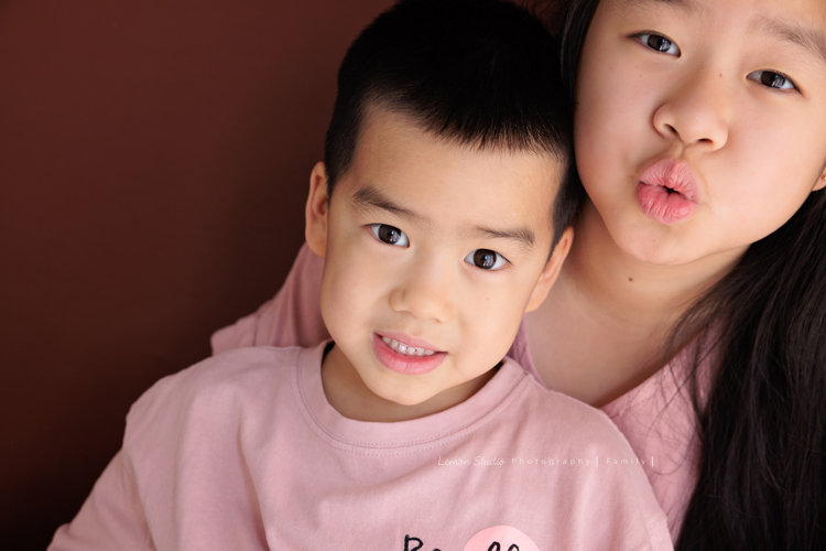 Sherry媽麻一家從英國回台時，來拍了第三次的家庭攝影，這張是可愛的姊姊和弟弟的合照！
