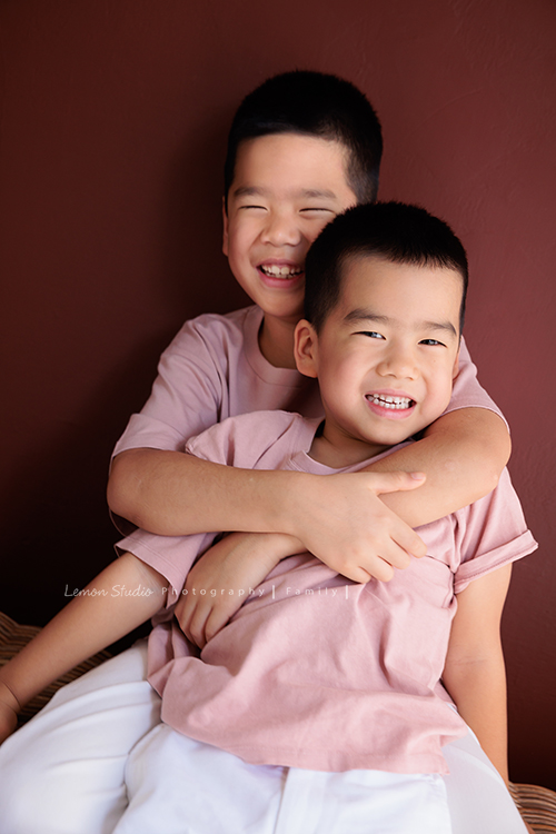 Sherry媽麻一家從英國回台時，來拍了第三次的家庭攝影，這張是媽兄弟倆人的合照！