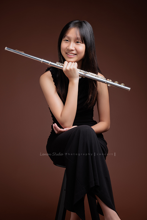 沛凌和家人已經來拍過兩次照，這次走進工作室的沛凌，已是亭亭玉立的長笛美少女了啊！這次沛凌來拍音樂會人像攝影！這張是沛凌拿著長笛、優雅地坐在椅子上的一張相片！