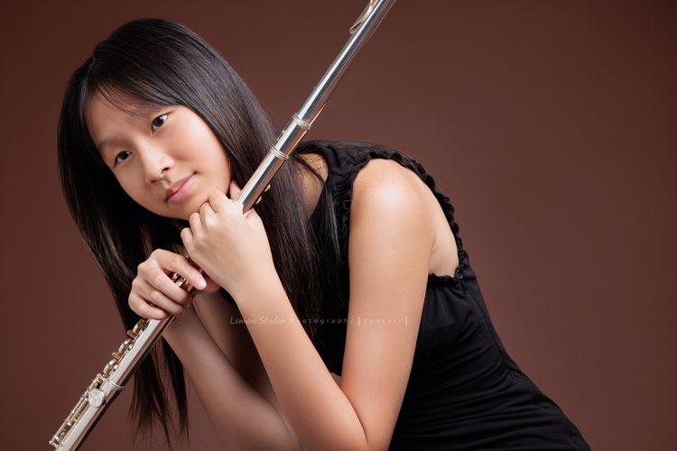 沛凌和家人已經來拍過兩次照，這次走進工作室的沛凌，已是亭亭玉立的長笛美少女了啊！這次沛凌來拍音樂會人像攝影！這張是沛凌坐著拿著長笛、側著頭似乎在思考的一張意境相片！