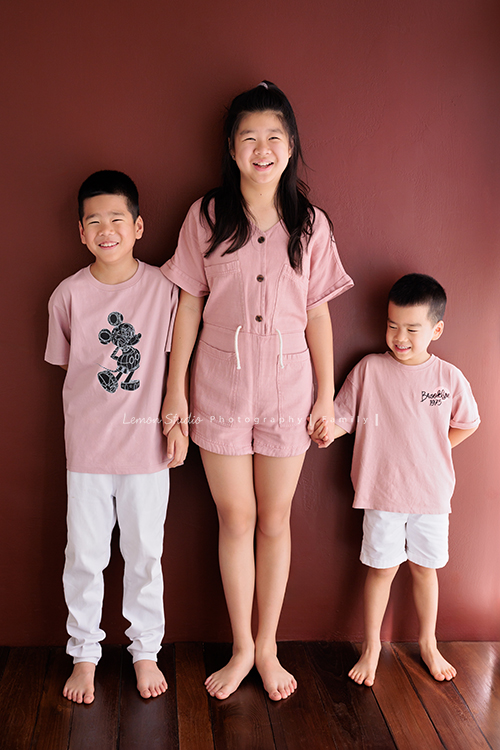 Sherry媽麻一家從英國回台時，來拍了第三次的家庭攝影，這張是姊弟三人的合照！