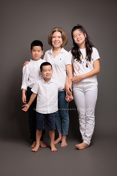 Sherry媽麻一家從英國回台時，來拍了第三次的家庭攝影，這張是阿嬤和三個孫子的合照！