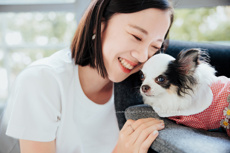 Cindy帶媽媽及可愛的啾啾來拍照，啾啾享受著Cindy及媽媽的疼愛，真的好幸福啊！這張是Cindy和啾啾的可愛互動紀錄！啾啾好幸福啊！