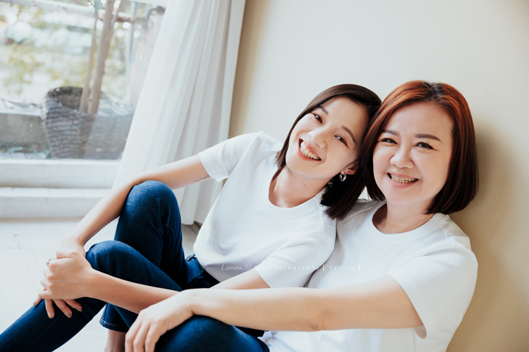 Cindy帶媽媽及可愛的啾啾來拍照，啾啾享受著Cindy及媽媽的疼愛，真的好幸福啊！這張是Cindy和媽媽的可愛合照！