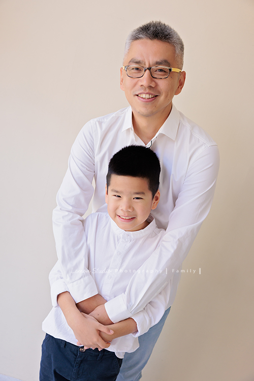 Sherry媽麻一家從英國回台時，來拍了第三次的家庭攝影，這張是爸拔和帥氣的哥哥的合照！