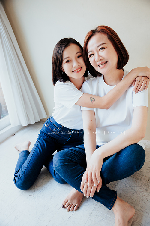 Cindy帶媽媽及可愛的啾啾來拍照，啾啾享受著Cindy及媽媽的疼愛，真的好幸福啊！這張是Cindy和媽媽的合照！感情超好的兩人！