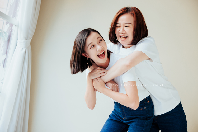 Cindy帶媽媽及可愛的啾啾來拍照，啾啾享受著Cindy及媽媽的疼愛，真的好幸福啊！這張是Cindy和媽媽的可愛互動紀錄！