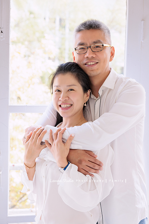 Sherry媽麻一家從英國回台時，來拍了第三次的家庭攝影，這張是媽麻和爸拔的合照，兩人感情很好啊！