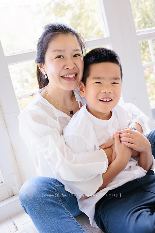 Sherry媽麻一家從英國回台時，來拍了第三次的家庭攝影，這張是媽麻和哥哥的合照！